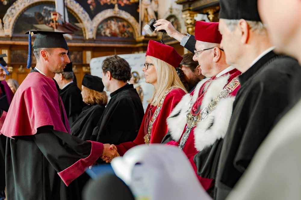 wręczanie dyplomów MBA absolwentówm executive mba gfkm w gdansku 2019 rok