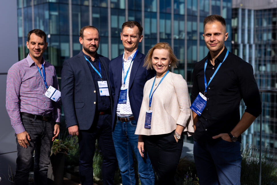 Grupa uczestników GFKM Leadership Conference 2021 pozująca do zdjęcia na tarasie w Olivia Sky Club.