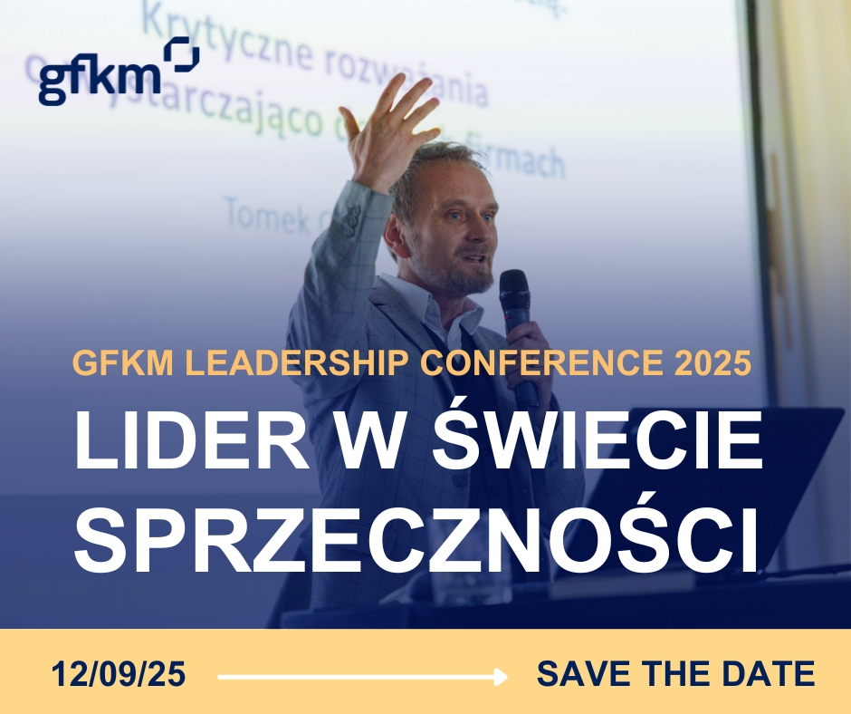 Zdjęcie z konferencji, na ktróym prelegent przemawia do mikrofonu i gestykuluje.