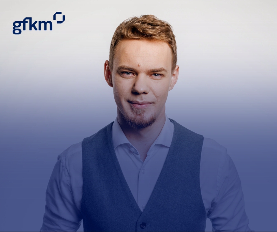 Trener GFKM Patryk Wardziński, konsultant Gallup CliftonStrengths patrzący na odbiorcę